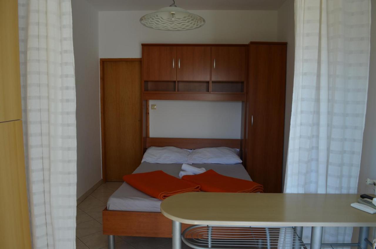 Apartments Leticia I Baska  Exterior photo