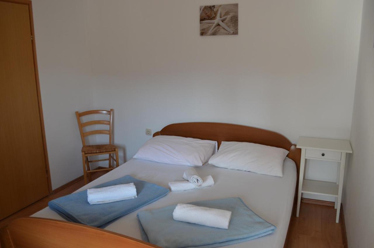 Apartments Leticia I Baska  Exterior photo