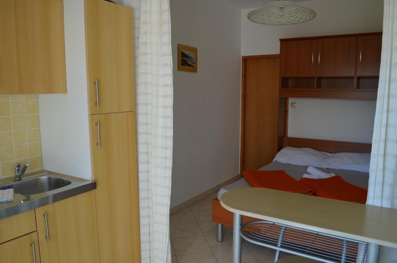 Apartments Leticia I Baska  Exterior photo